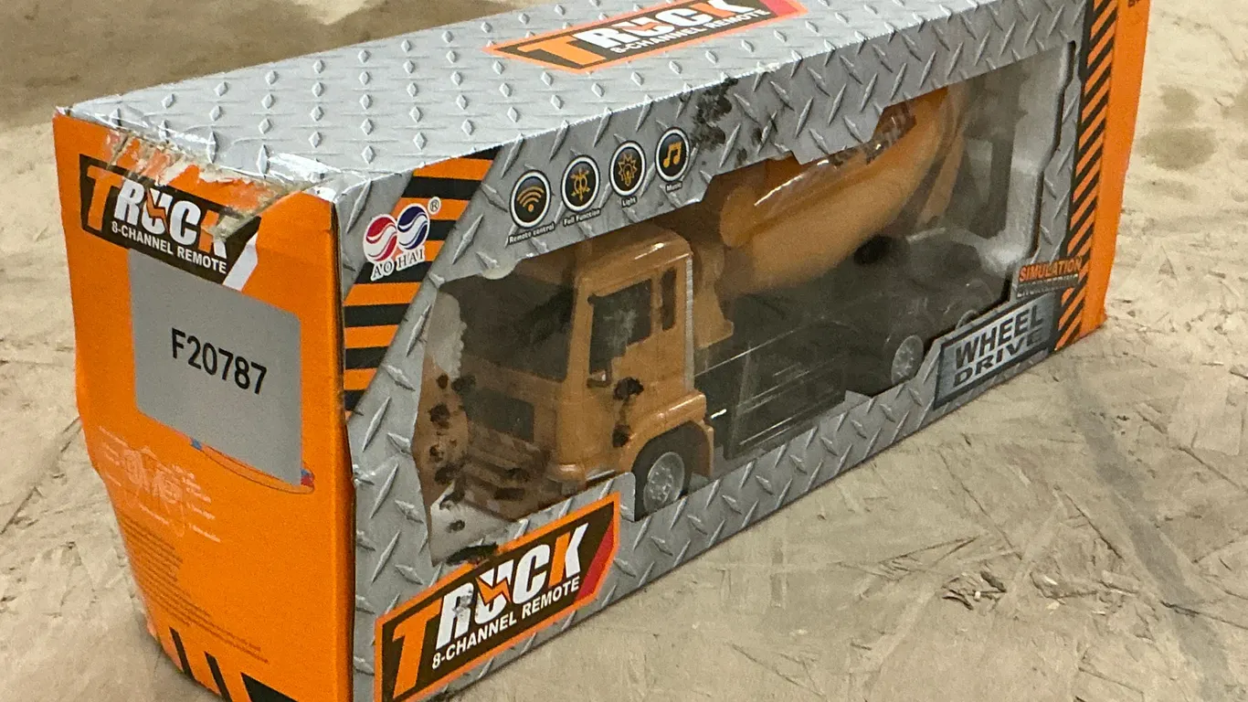 REMOTE CONTROL MIXER TRUCK TOY SN#20787 ***SHIPPING DAMAGE TO BOX***