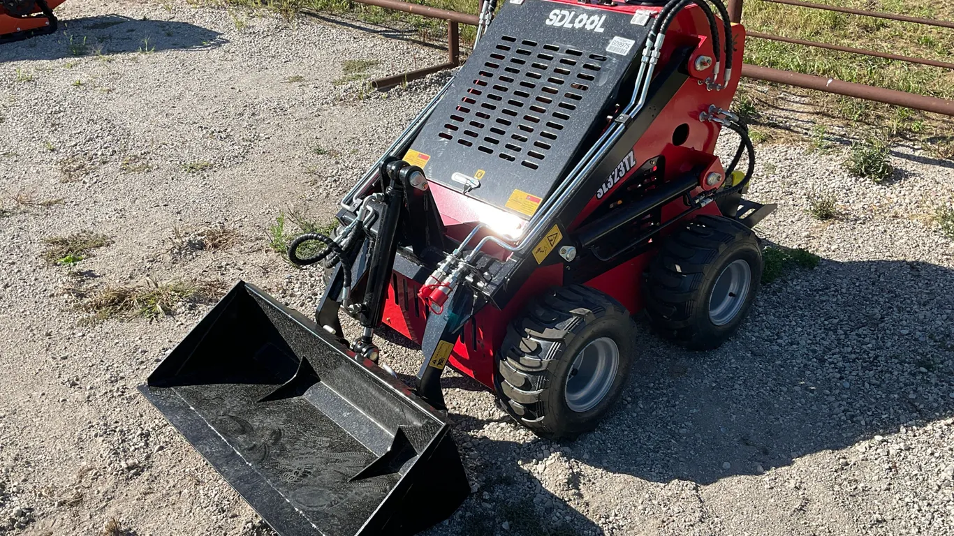 UNUSED 2026 SDLOOL SL323TZ STAND ON SKID STEER LOADER SN: 323TZ260704