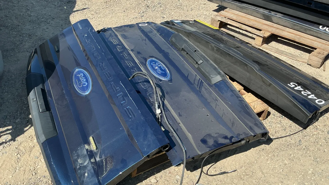 (3) FORD SUPER DUTY TAILGATES