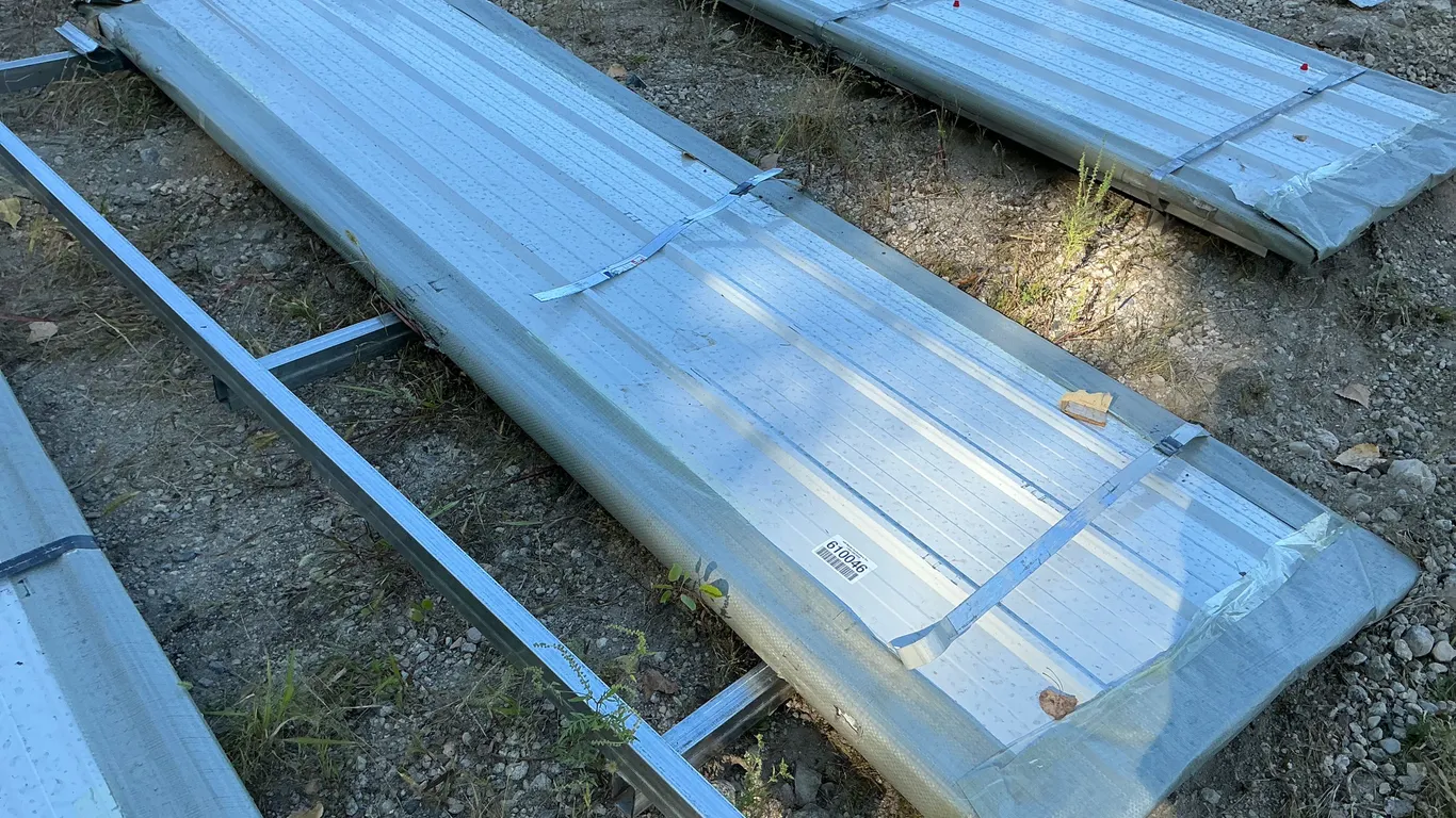 UNUSED SKLP SK-XH50 (50) 10’ GALVALUME RIB STEEL PANELS
