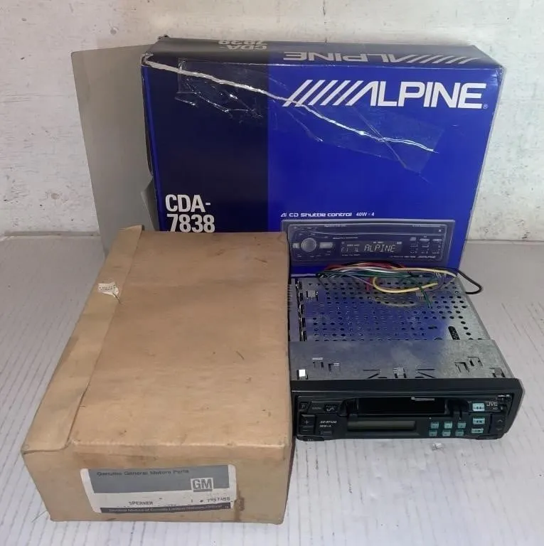 Alpine CDA-7838 FM/AM CD Receiver with FM