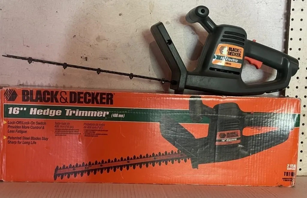 Black & Decker 16� Electric Hedge Trimmer. Turns