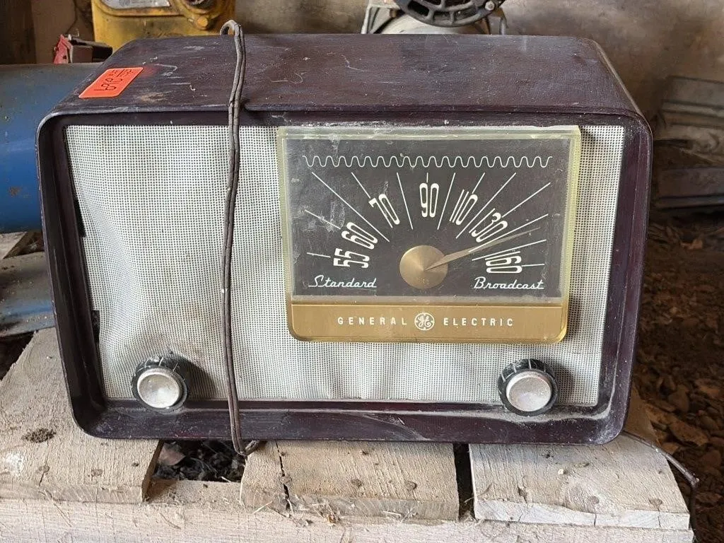 Vintage Canadian General Electric Tube Radio