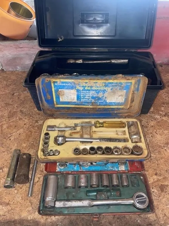 Plastic toolbox with three incomplete socket