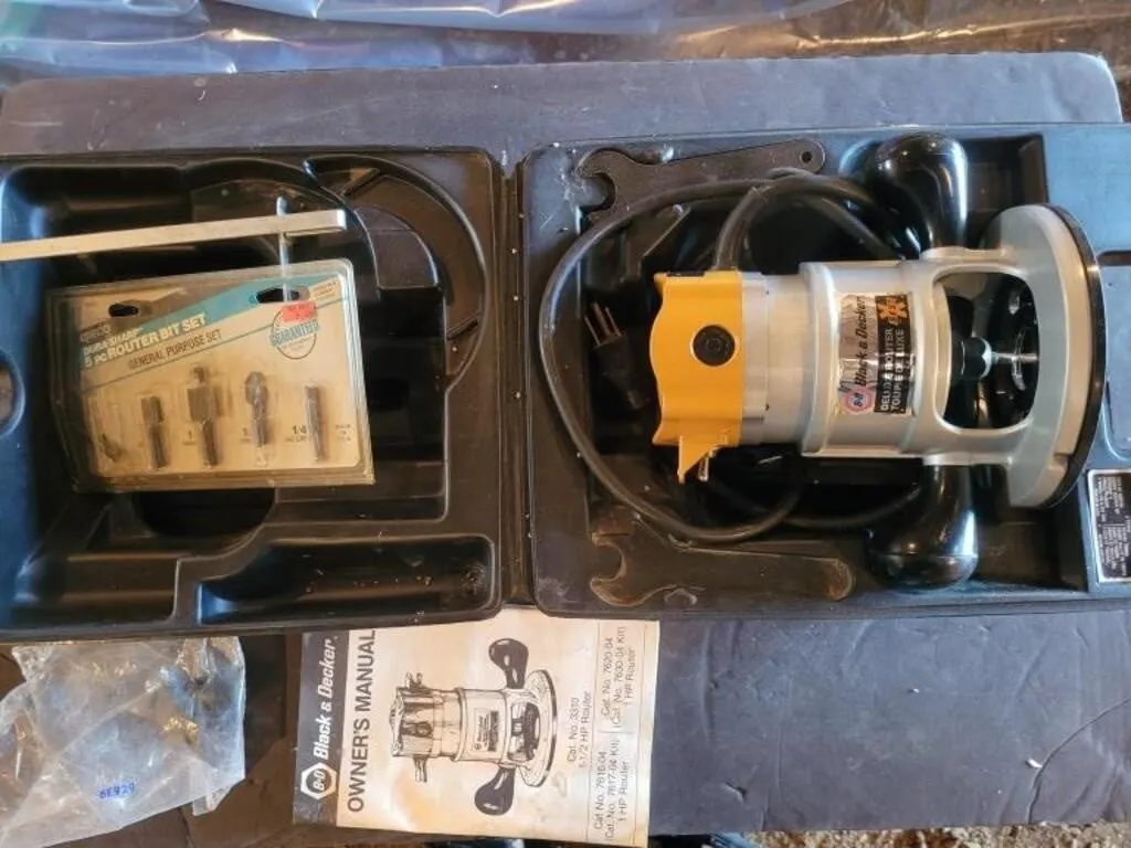 Black & Decker 1 1/2 HP Router And Bits