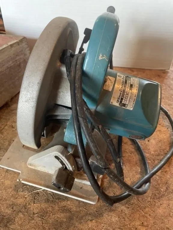 Makita 185mm circular saw. Works.