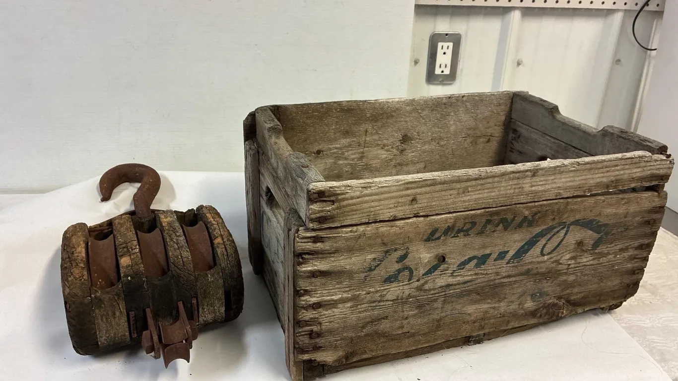 Wood Pop Crate w Block and Tackle