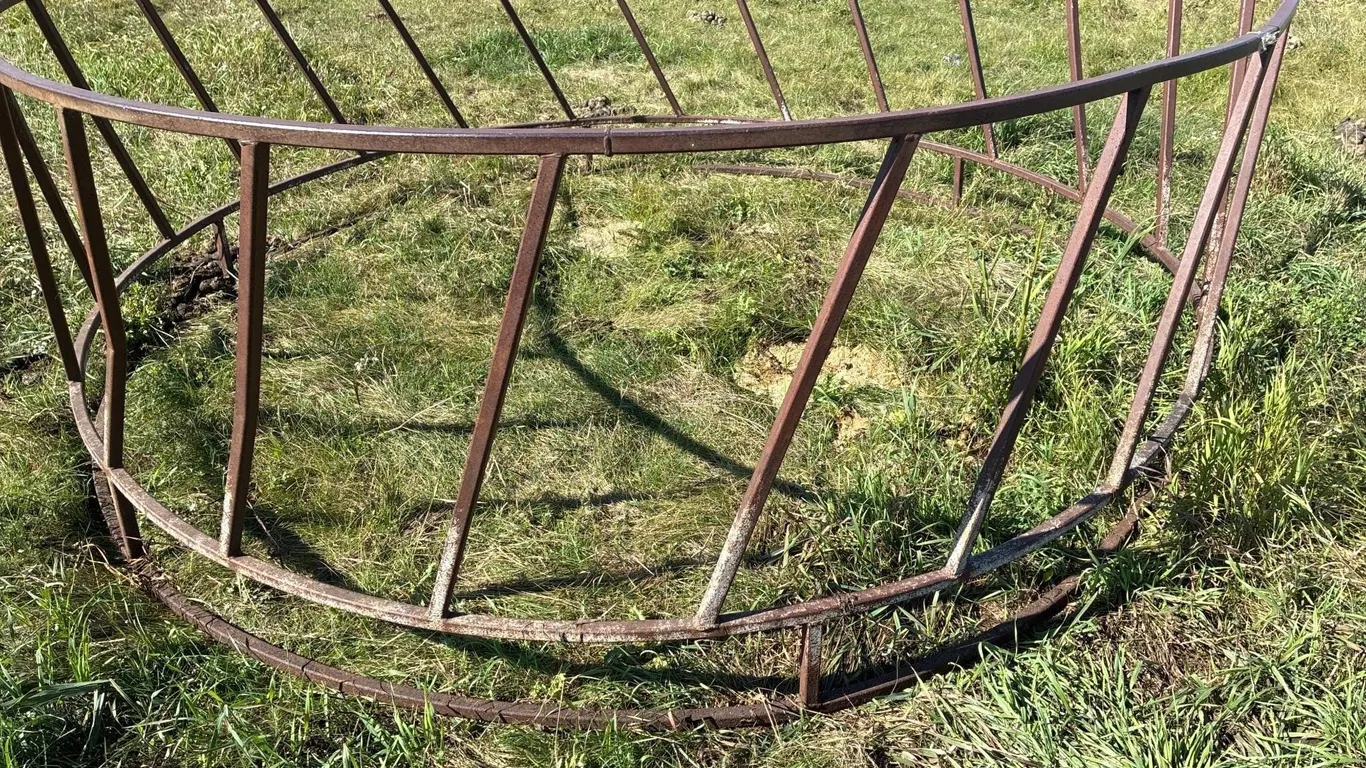 Round bale feeder. 106" x 38" High