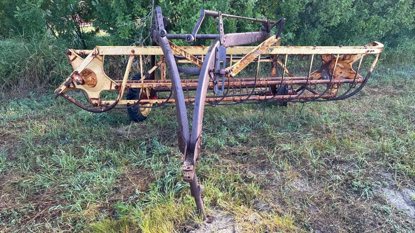 NH 56 hayrake. Needs tires. 10ft, S/N 19802
