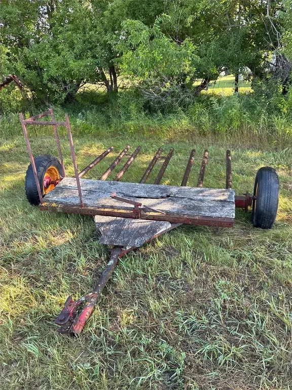 Square baler stooking trailer