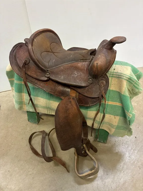 14” Western saddle. No markings. Needs oiling.
