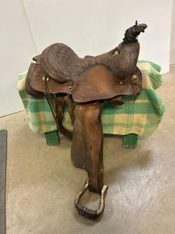 14” western saddle. Needs repair. Stamped 821