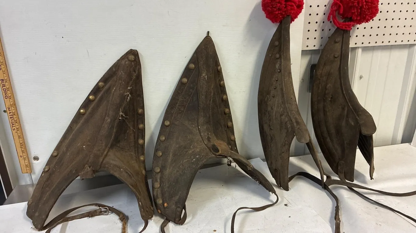 2 sets of scotch tops. To repair or for decoration