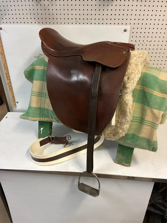 Rossi Caruso English saddle. Saddle pad. Cinch.