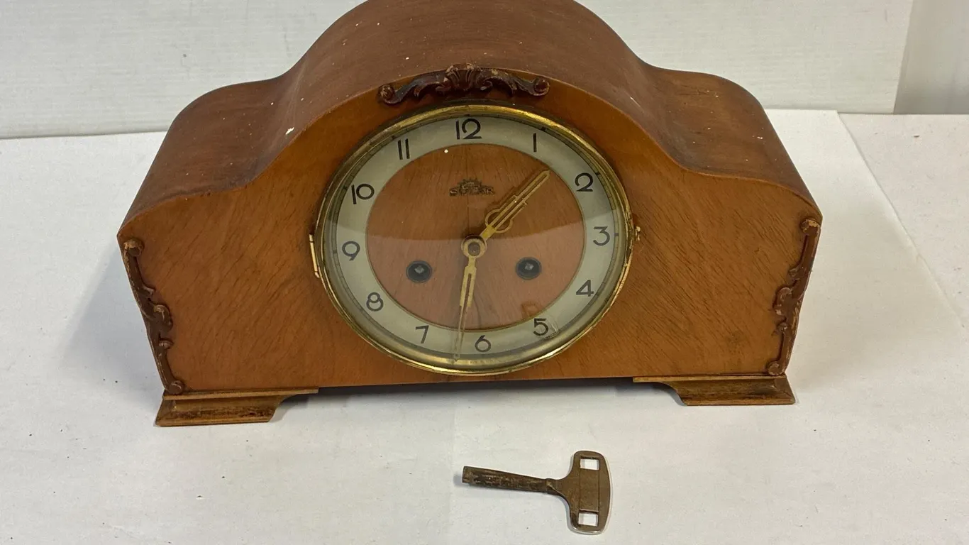 Solar mantel clock. W key. Not running