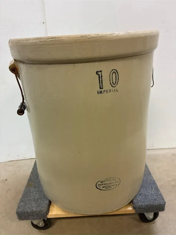 Medalta 10 gallon crock. No visible cracks