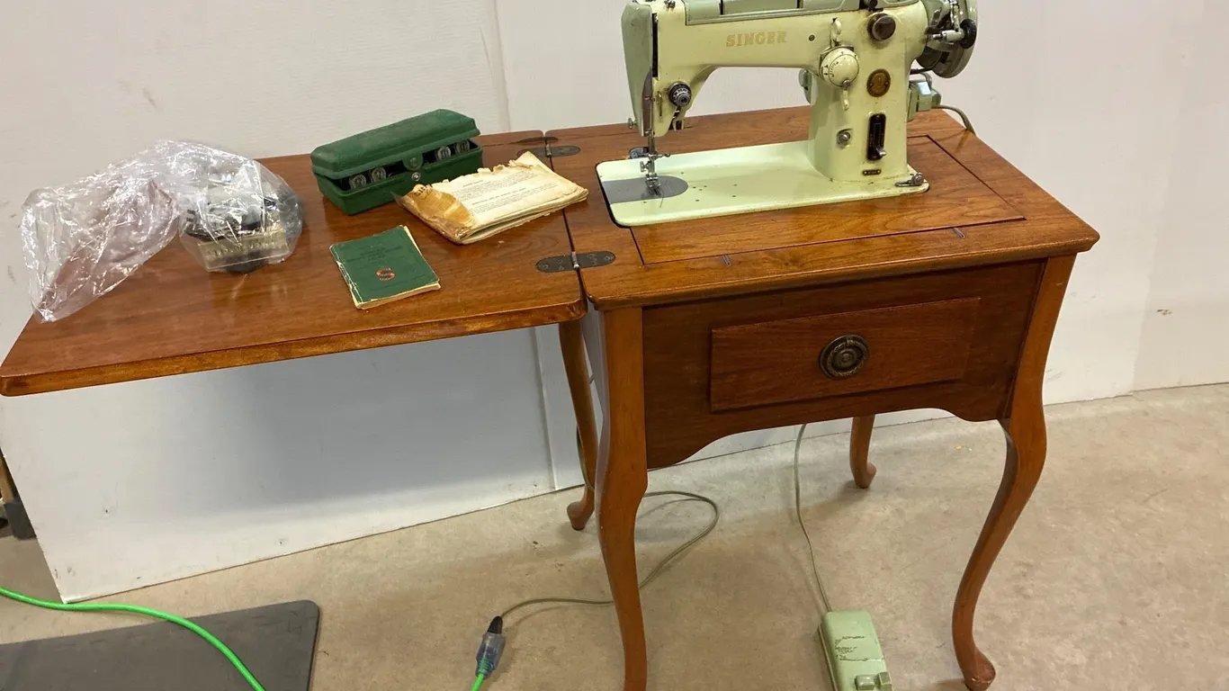 Singer sewing machine. Runs.