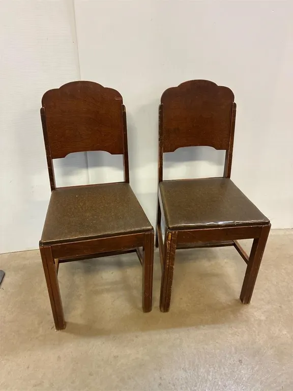2 retro chairs.