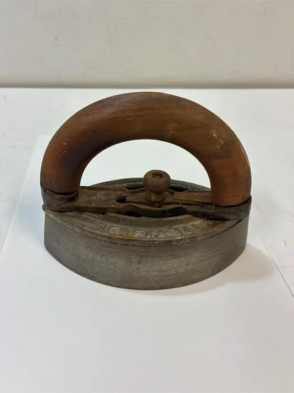 Howell Co sad iron w handle