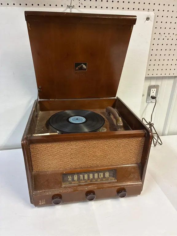 Victrola phono. Radio. Short Wave Hums.