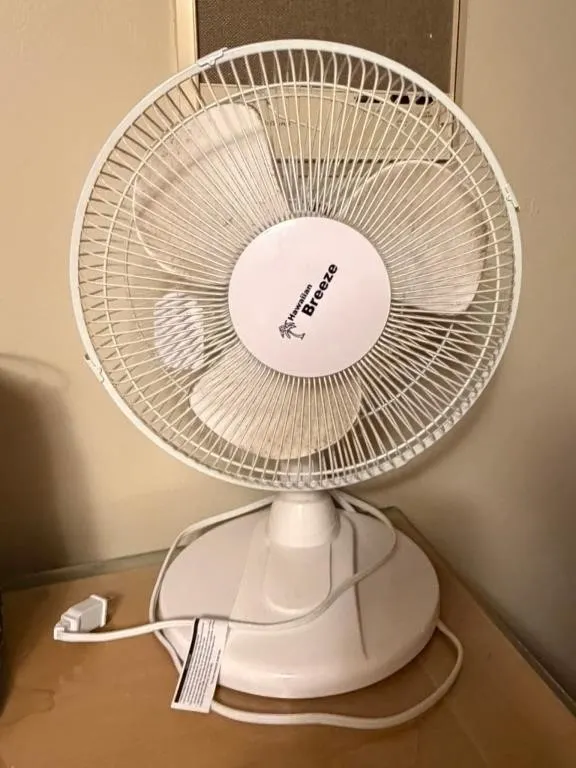Hawaiian Breeze White Plastic Table Fan