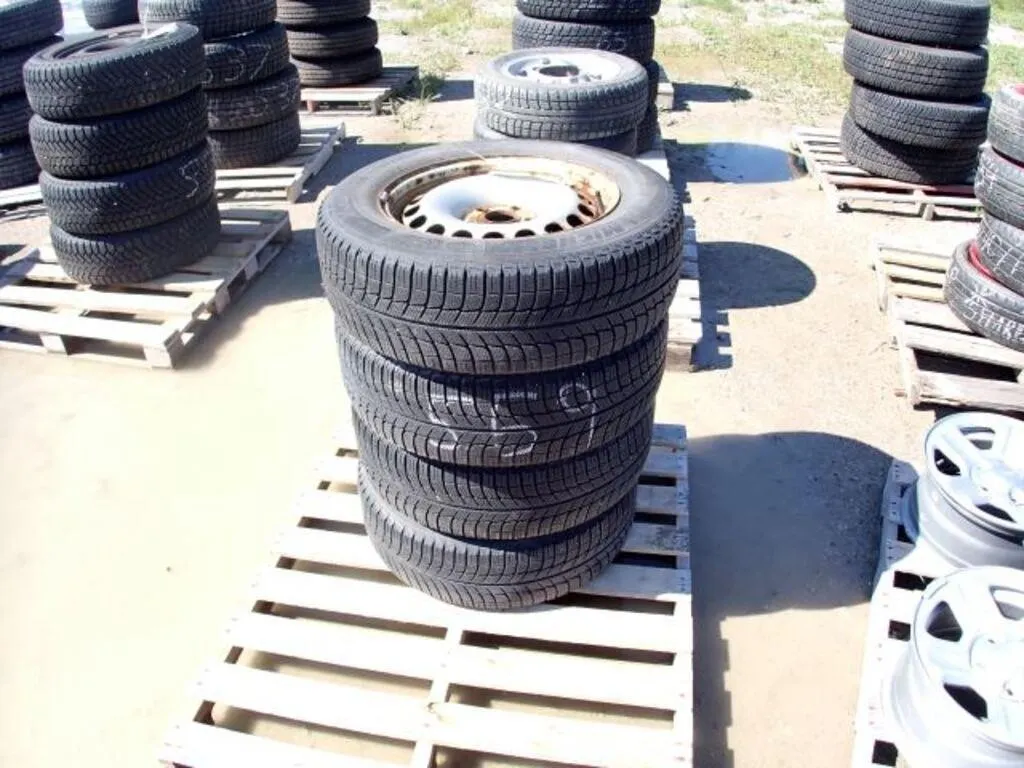 Qty Of (4) Michelin X-Ice 215/65R16 Tire(s) &