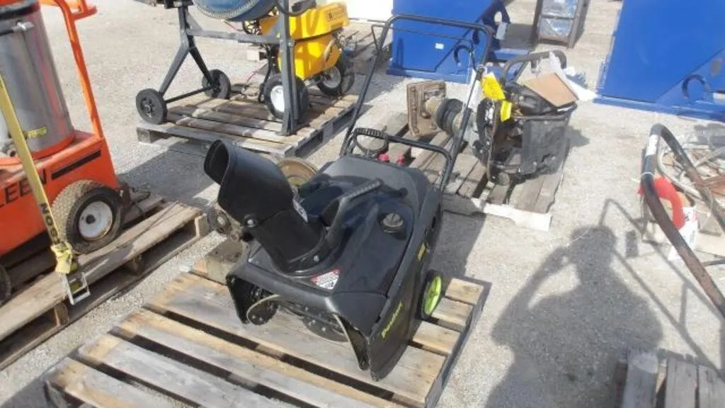 Poulan P521 Snowblower