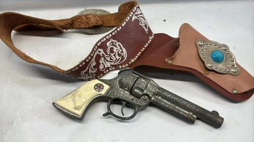 Vintage Texan Jr Cap Gun With leather Toy holster