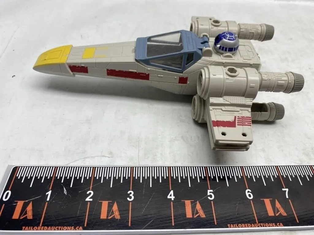Star Wars X-Wing Toy Ship with R2-D2