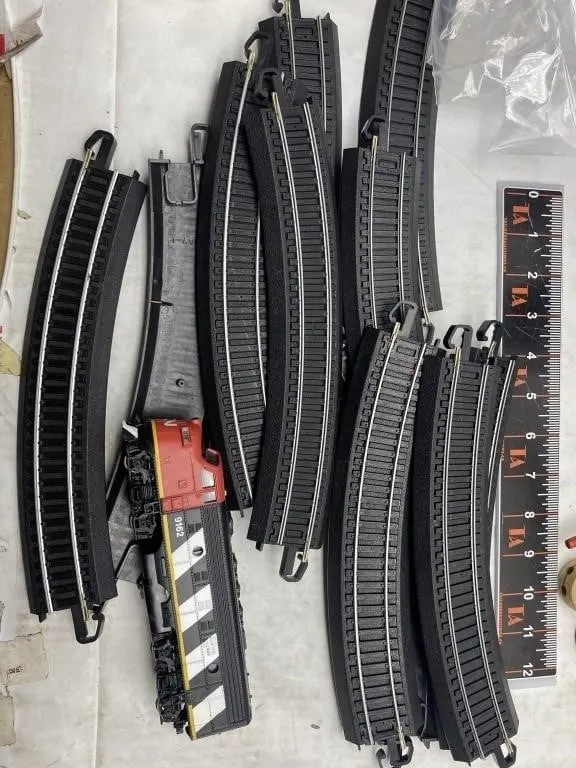 HO Scale Model Train Locomotive & Curved Track Set