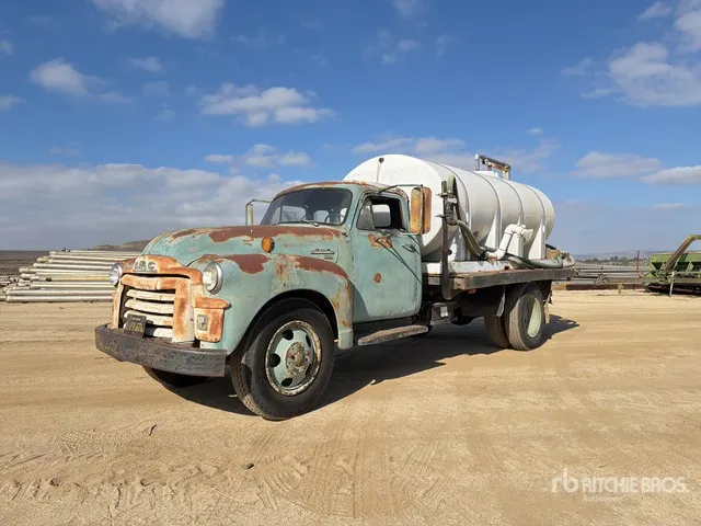 1963 GMC 350 4x2 Flatbed Truck