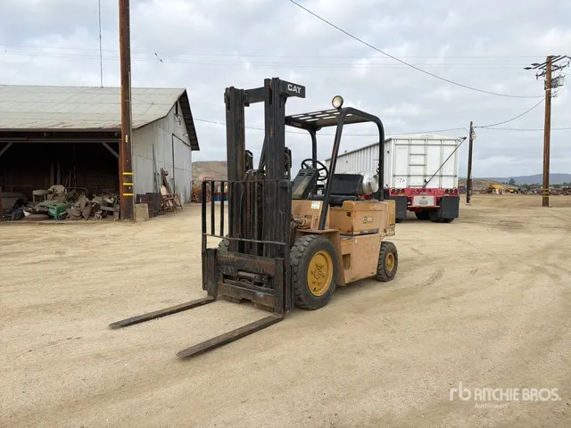 Cat V40D 4000 lb Pneumatic Tire Forklift