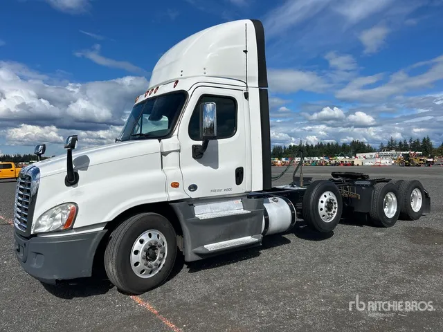 2020 Freightliner Cascadia 125 8x4 Tri/A Day Cab Truck Tractor