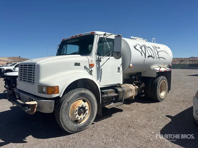 2000 International 4700 2000 gal 4x2 Water Truck