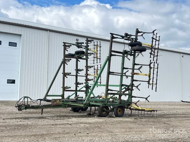 John Deere 1610 41 ft Cultivator