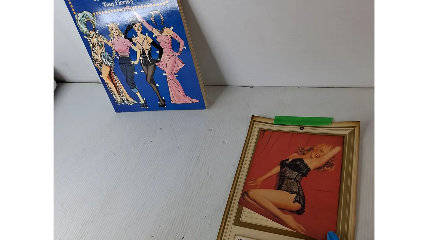 Book of Marilyn Monroe Paper Dolls & 1954 Reproduction Calendar 14" x 8"