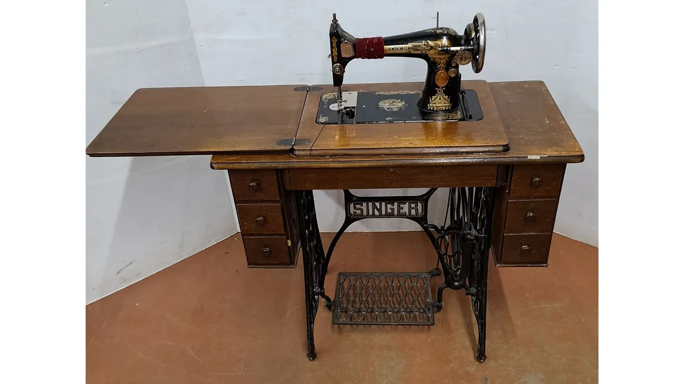 * Antique Singer Sewing Machine, Pickup Only