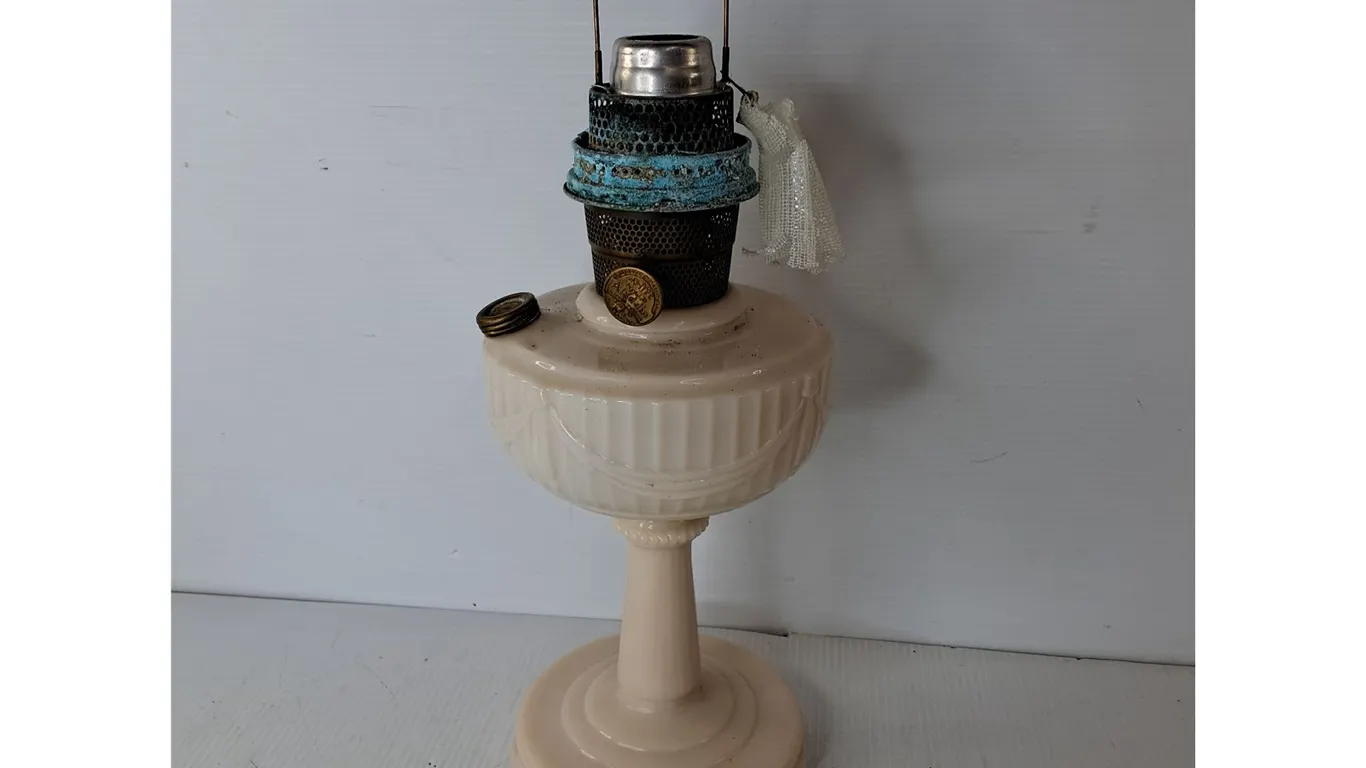 Aladdin Alacite Lincoln Drape Kerosene Lamp 14.5"