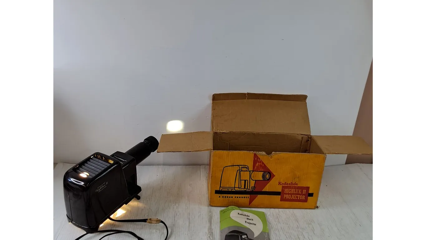 Kodak Kodaslide Highlux II Projector Powers On with Box and Manual