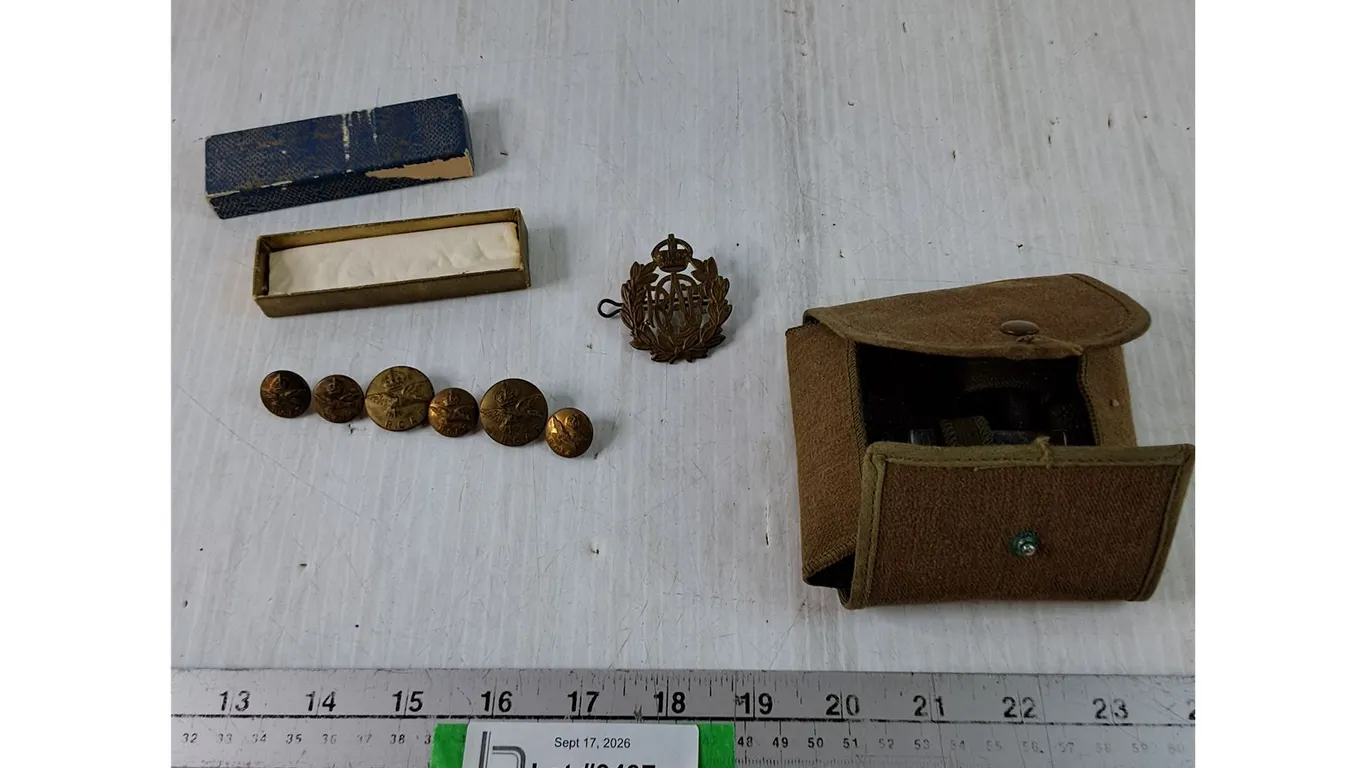 US Army Shaving Kit As-Is, (6) RCAF Buttons, (2) RAR Badge