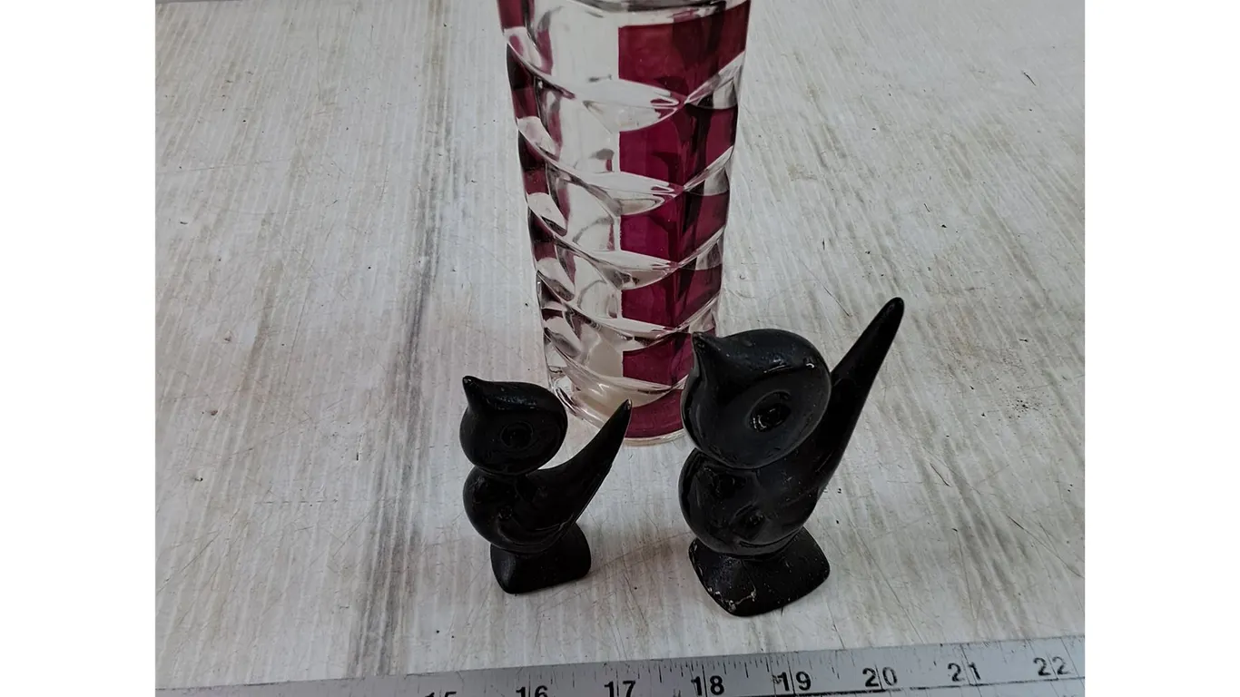 (2) Small Black Bird Sculptures, (1) Pink and Clear Glass Vase