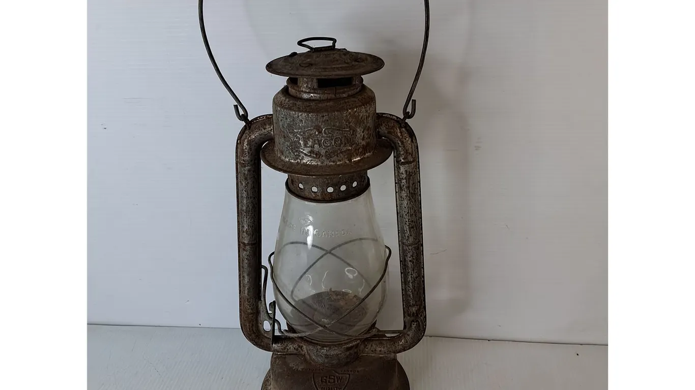 Beacon GSW Metal Kerosene Barn Lantern 15"