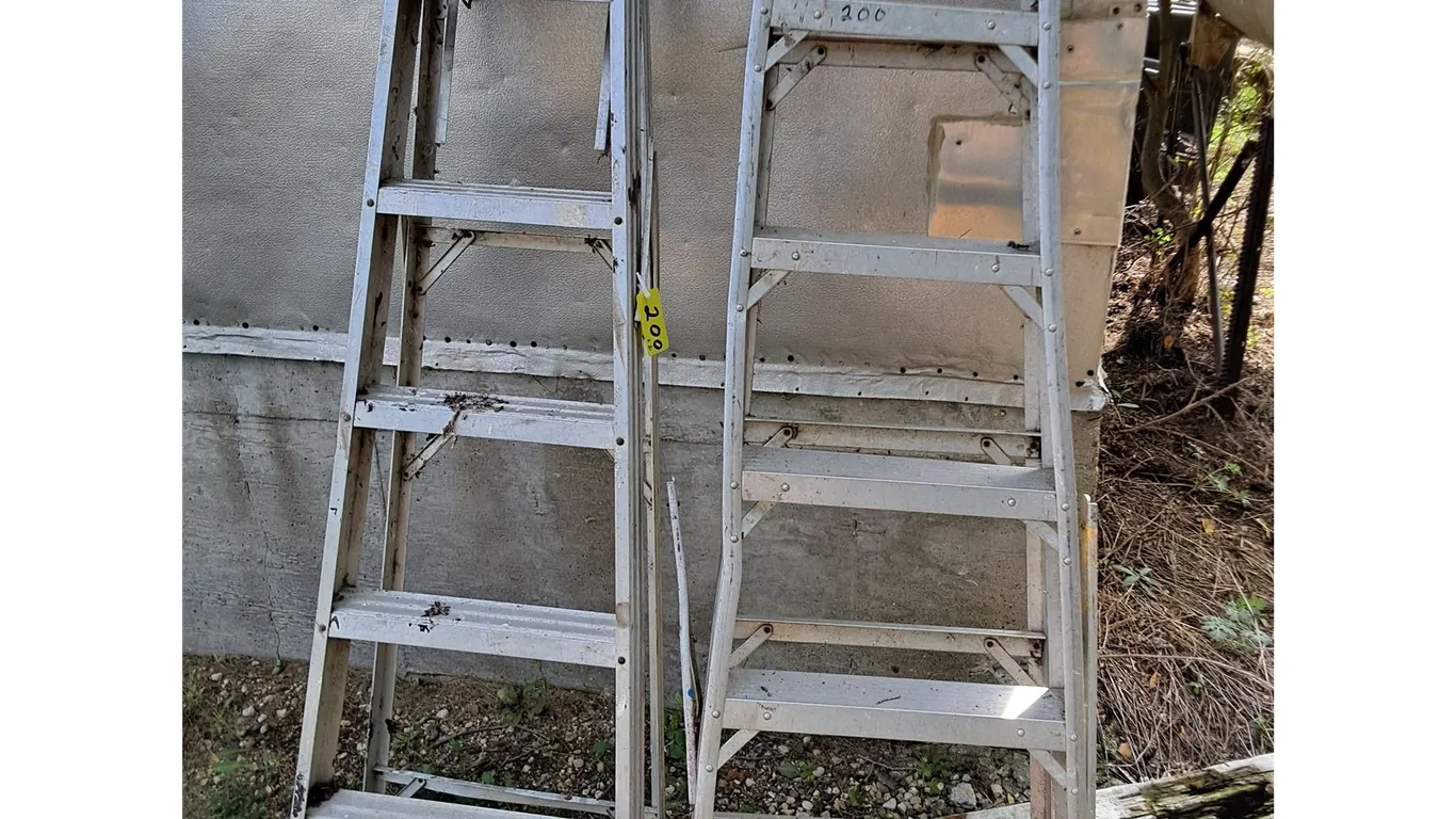 (2) 6' Aluminum Ladders - 1 Damaged