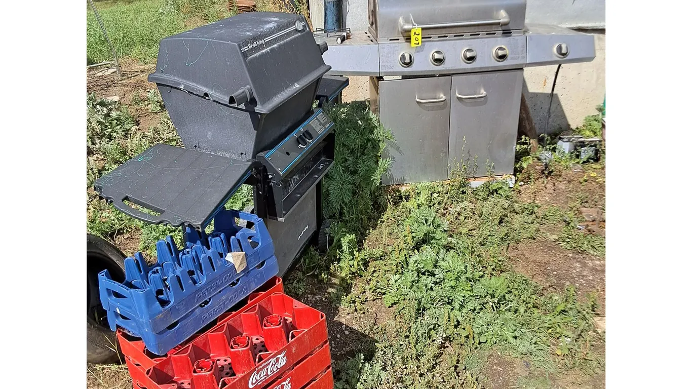 (2) BBQ's, Coke & Pepsi Flats