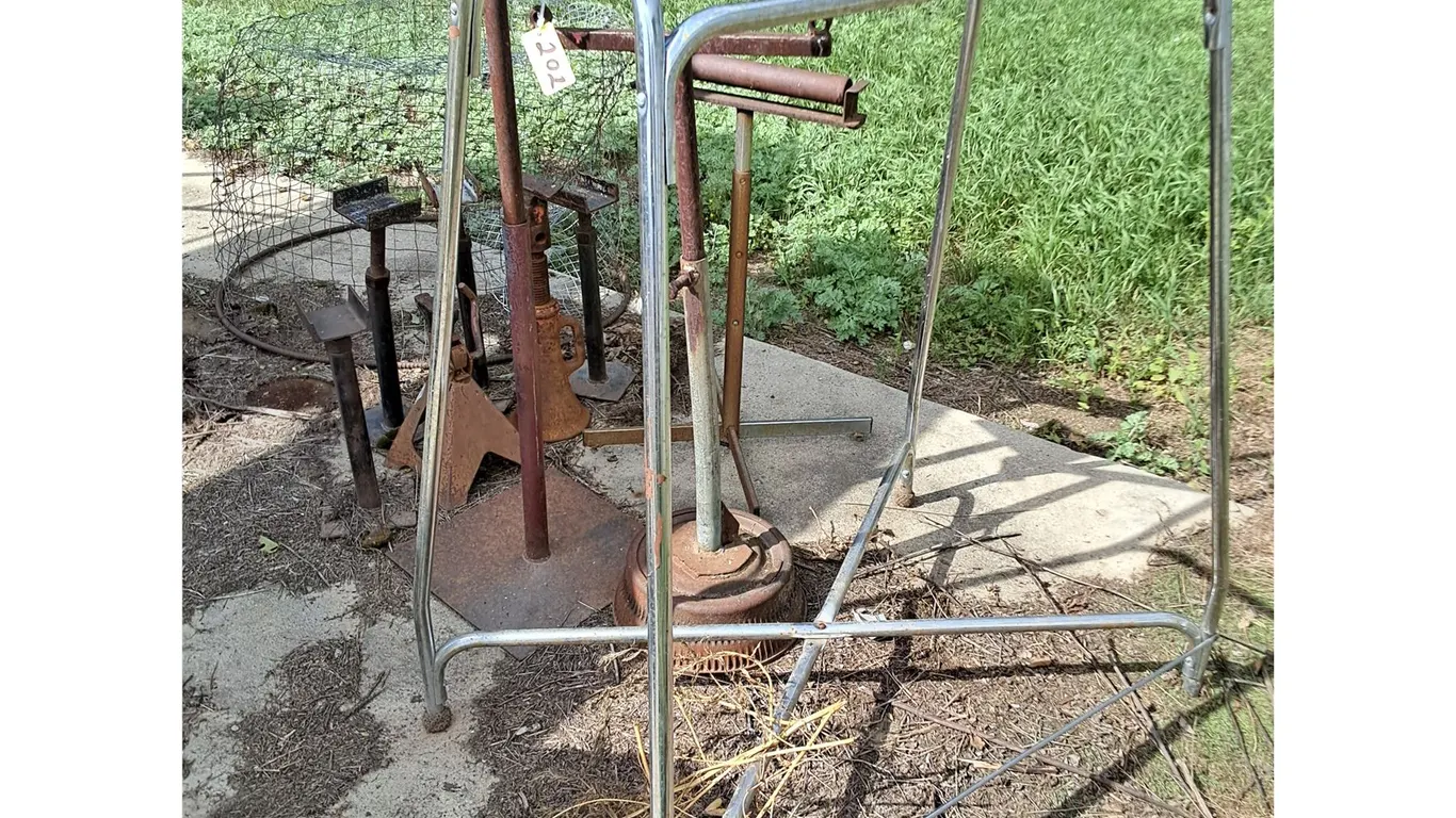 Assorted Jack Stands, Magpie Trap