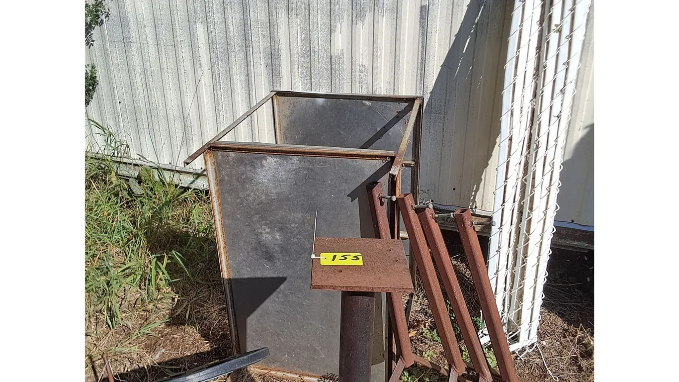 PVC Fencing, Metal Table, Cable, Stand