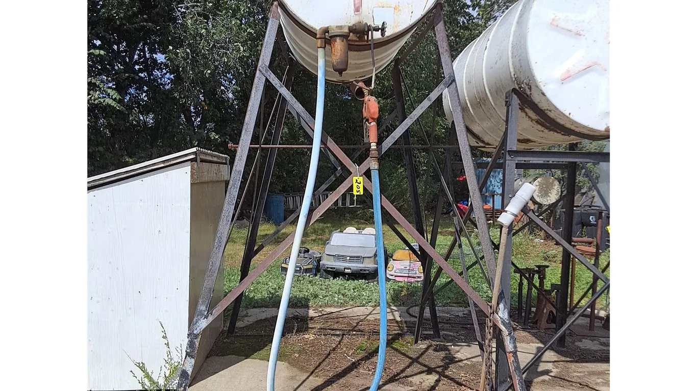 250 Gallon Diesel Tank - Empty w/Hose, Nozzle, Stand
