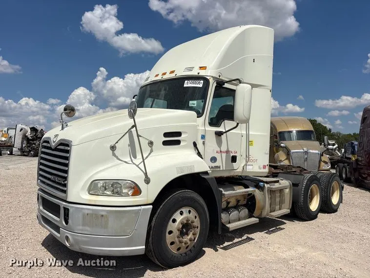 2016 Mack CXU613 semi truck