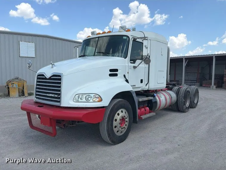 2013 Mack CXU613 semi truck