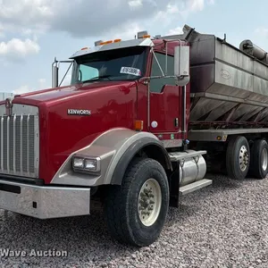 2011 Kenworth T800 feed delivery truck